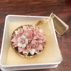 Porcelana flower necklace